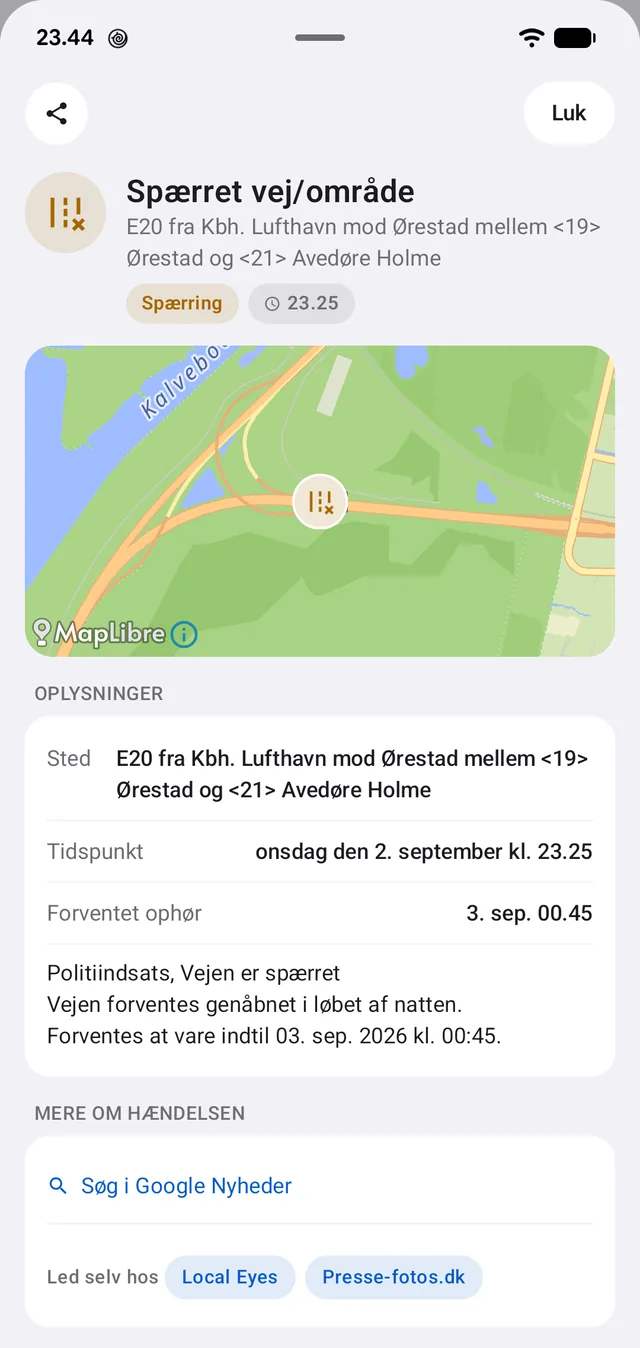En spærret motorvej med årsag og forventet genåbning.