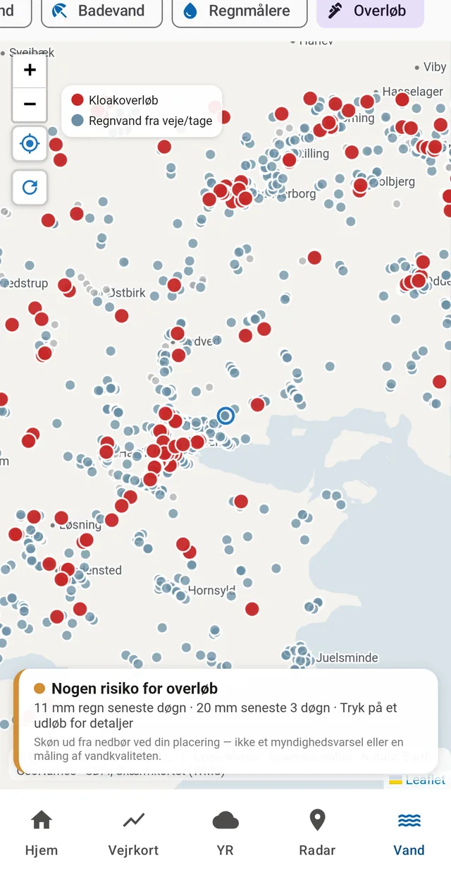 Sewer overflows in red, stormwater outlets in blue, and a risk estimate from the day's rainfall.