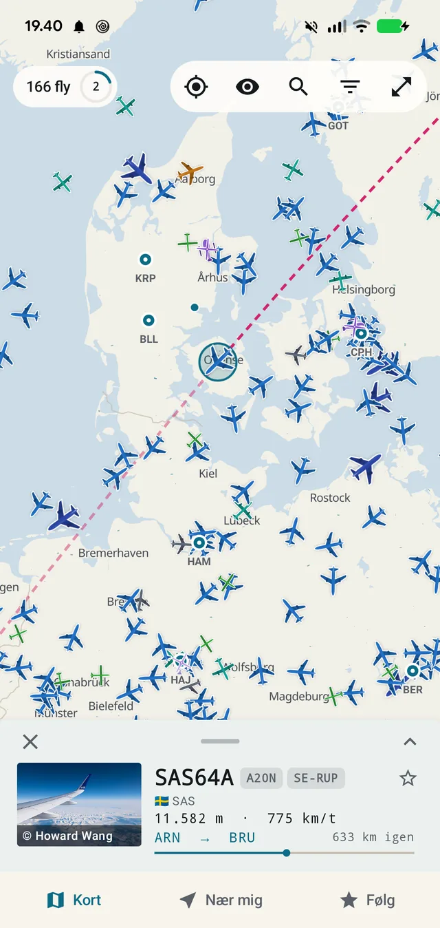 Panelet åbner i halv højde, så ruten på kortet ikke dækkes. Den stiplede linje er en storcirkel.